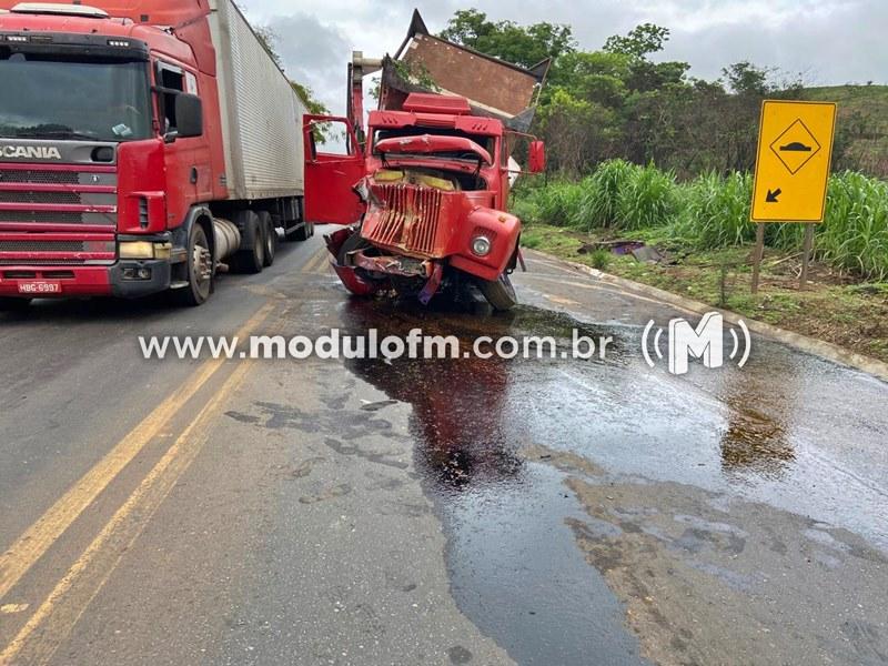 Grave acidente com vazamento de substância inflamável em carreta-tanque...